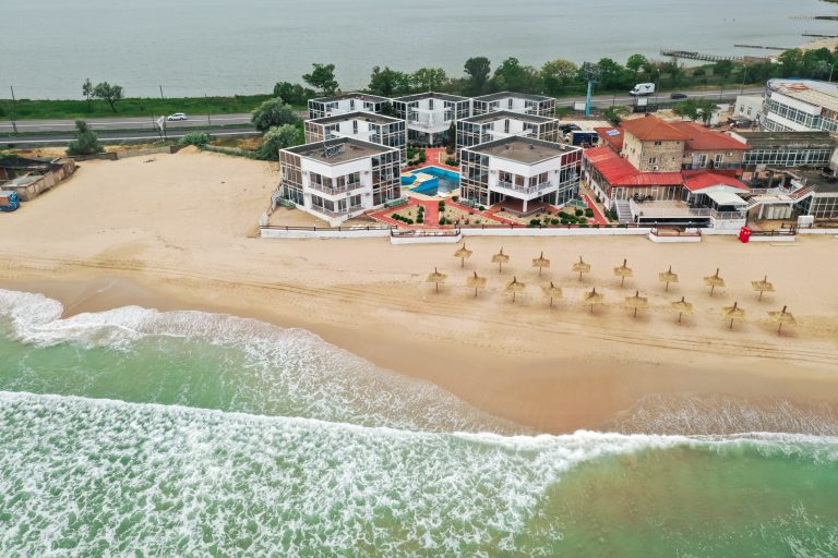 Vacanta la Mare Avenue Palm Vila pe plaja