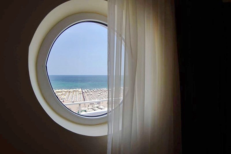 Hotel Belona Eforie Nord – Fereastră Rotundă Cu Vedere La Plajă Și Mare