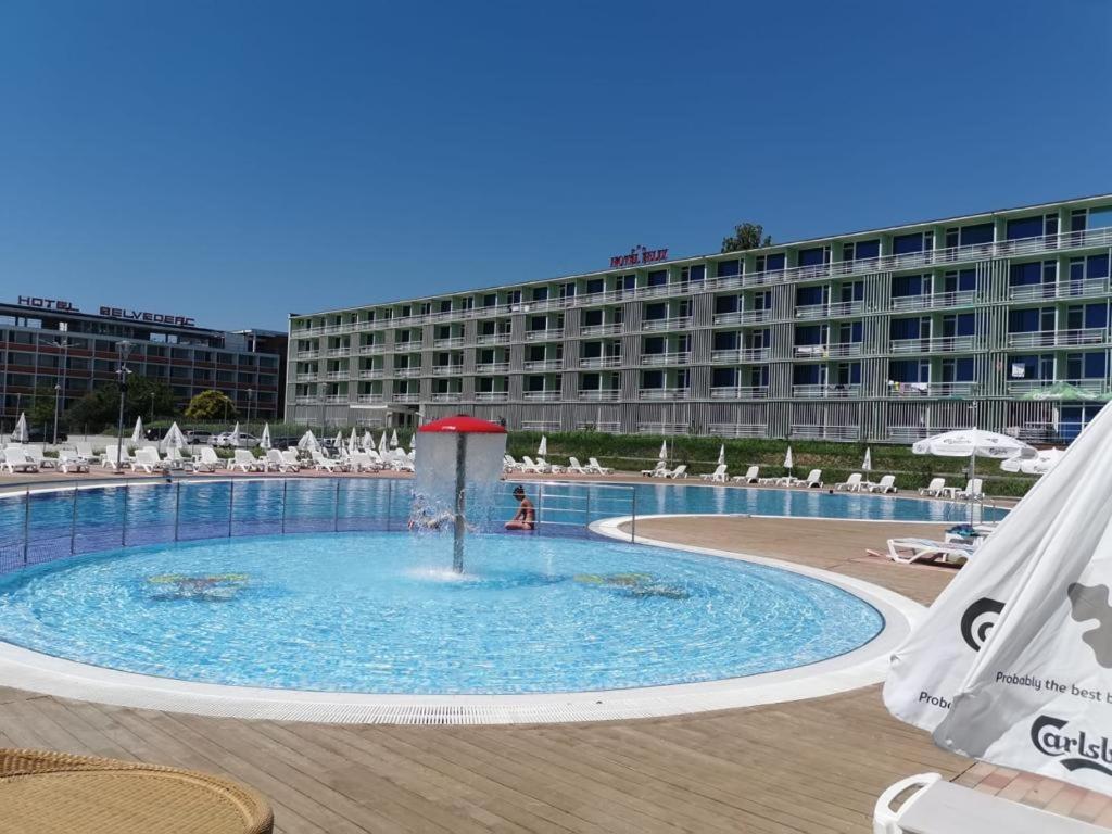 Hotel Felix Eforie Nord – Piscina Mare Și Clădirea Hotelului